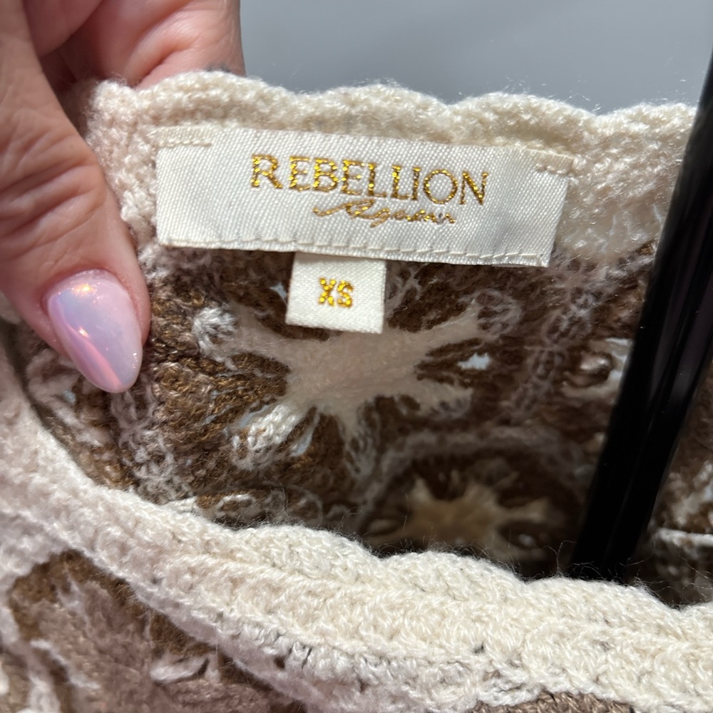 Rebellion Handcrocheted Floral Crop Top in Cream & Brown - Picture 4 of 5